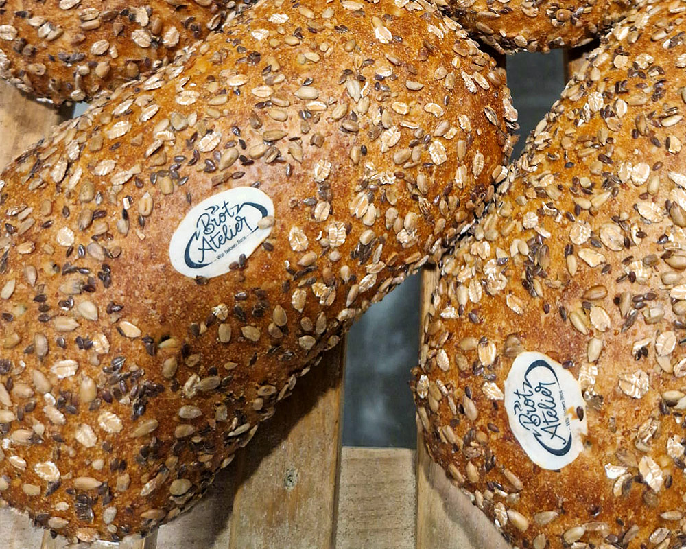 Brot Atelier – essbares Branding auf Mehrkornbrot