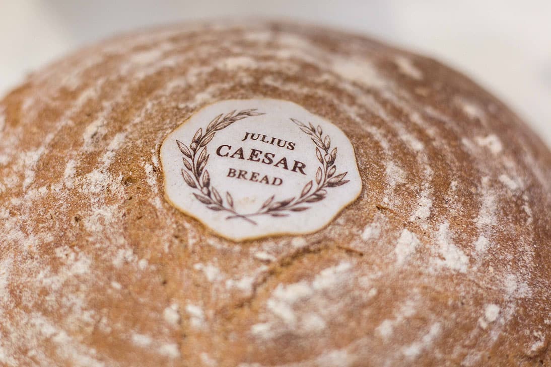 Essbares Etikett auf Brot – Julius Caesar